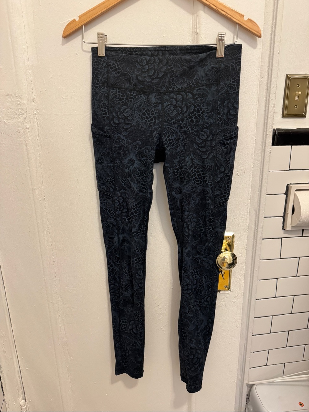 Lululemon black floral print leggings size small
